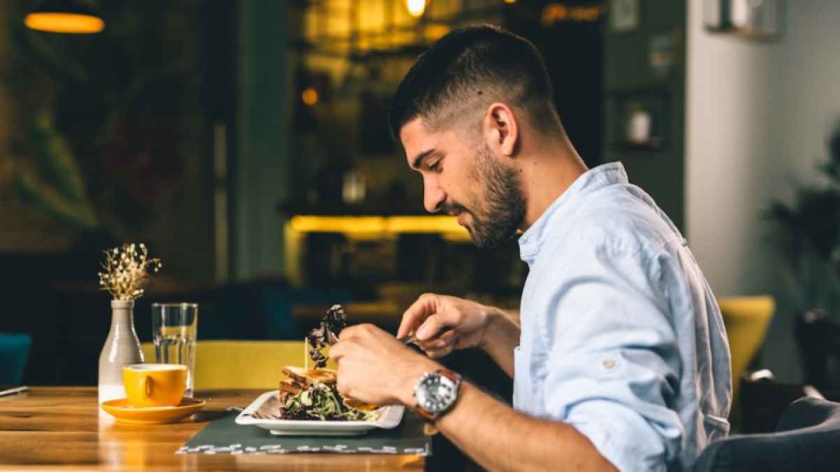 مطعم يثير الجدل بسبب سياسته تجاه من يأكل بمفرده