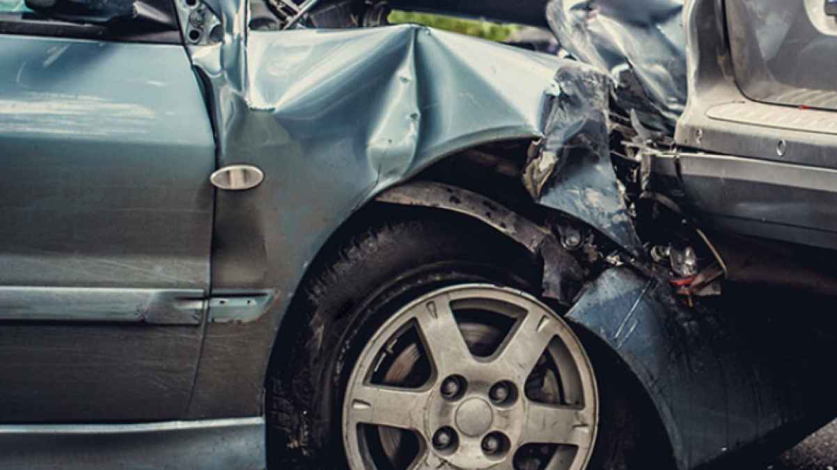 اصطدام مركبتين يودي بحياة ثلاثة أشخاص