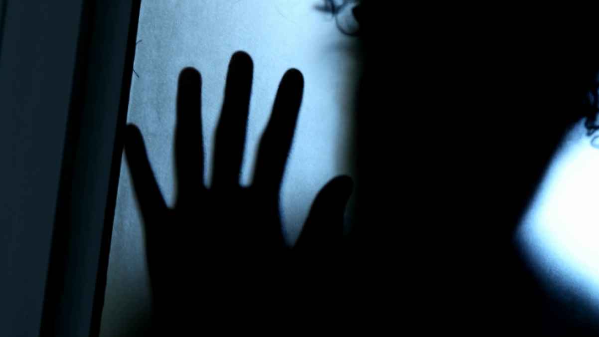 مصرع عجوز على يد ابنتها لمساعدة خطيبها