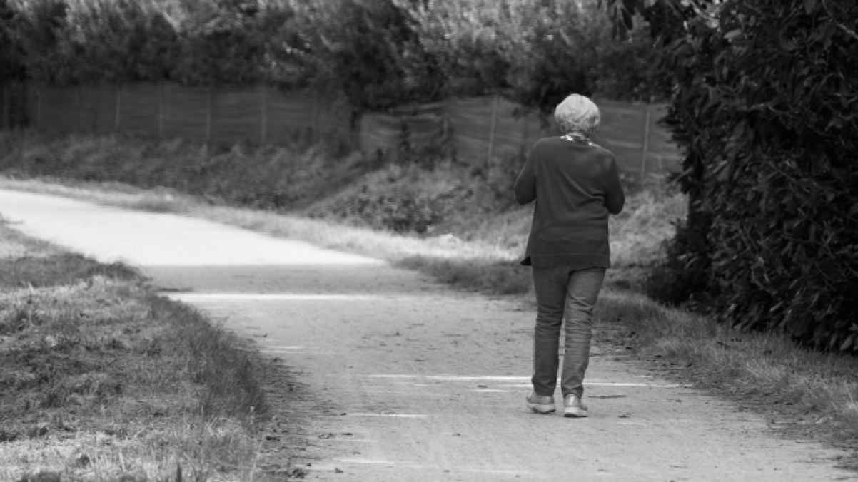 امرأة مسنّة تبحث عن ابنة جديدة مقابل راتب شهري