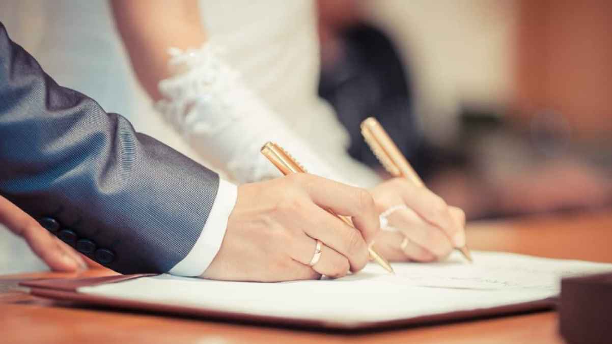 رجل يخسر كل مدخراته المالية بعد شهر واحد من الزواج