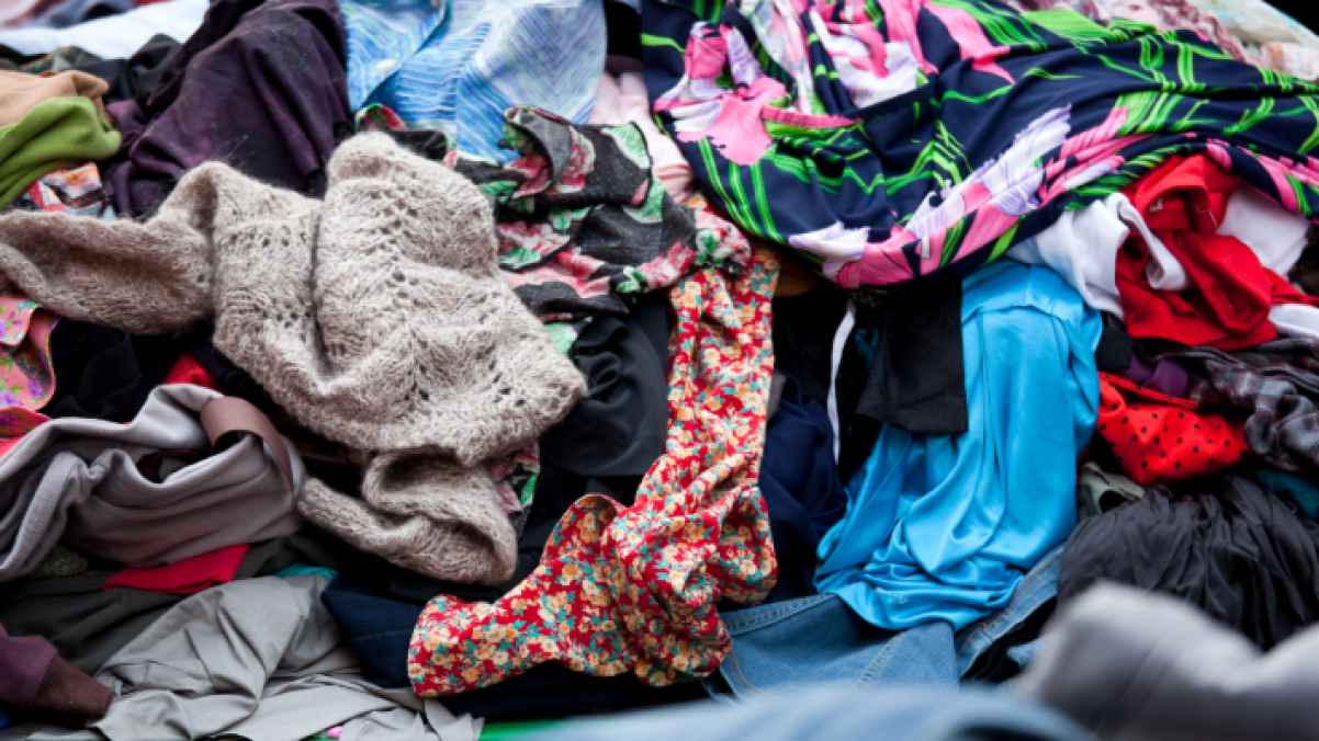 وفاة رجل بلا مأوى أثناء بحثه عن الثياب