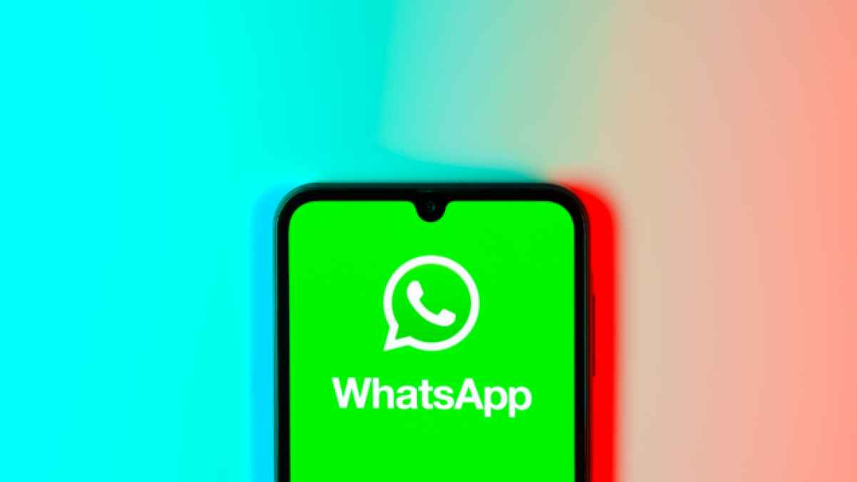 "واتساب" تحظر عدة ميزات من منصتها