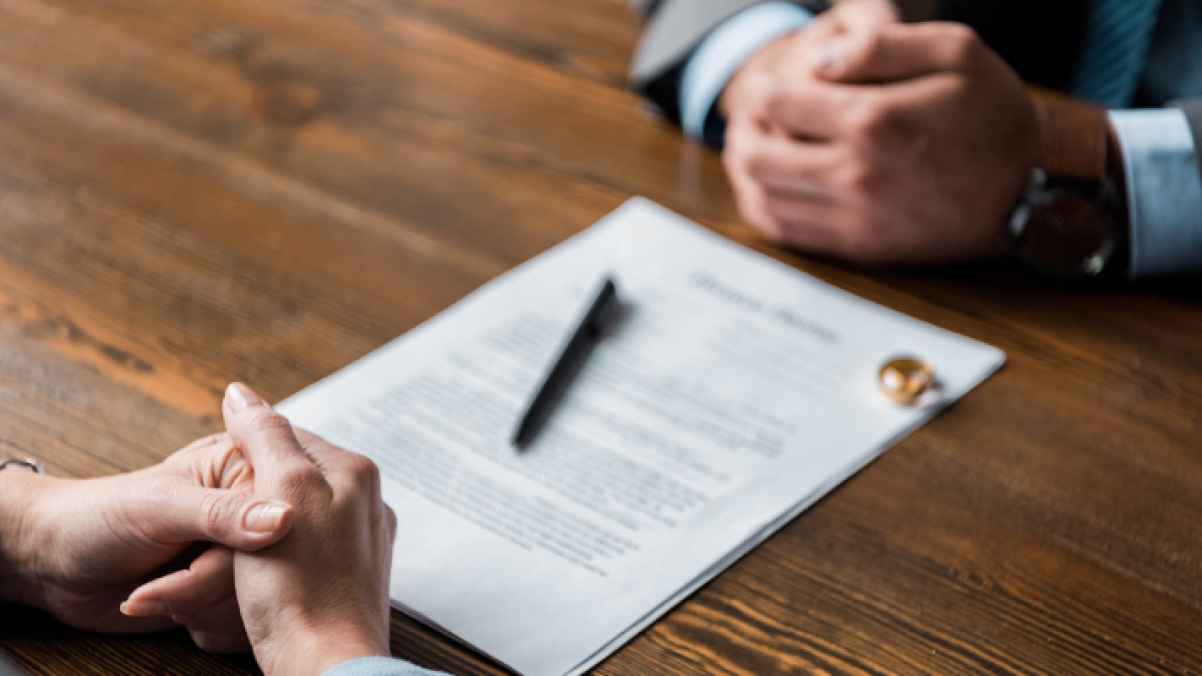 رجل يطلق زوجته بعدما اكتشف كيف تنفق أمواله