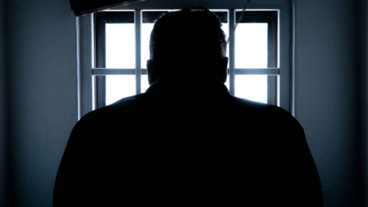 شاب يرتكب جريمة مروعة بعد انتقاد والدته له