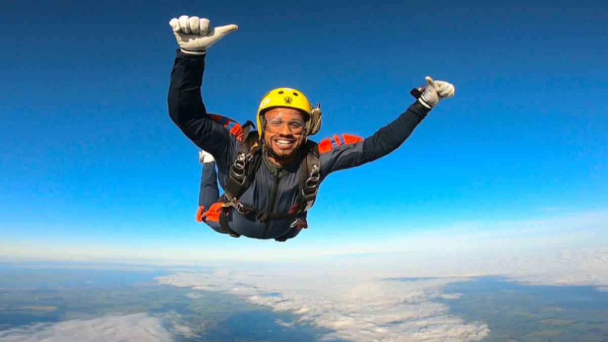 104 قافزين بالمظلات يحطمون رقما قياسيا في الهواء – فيديو