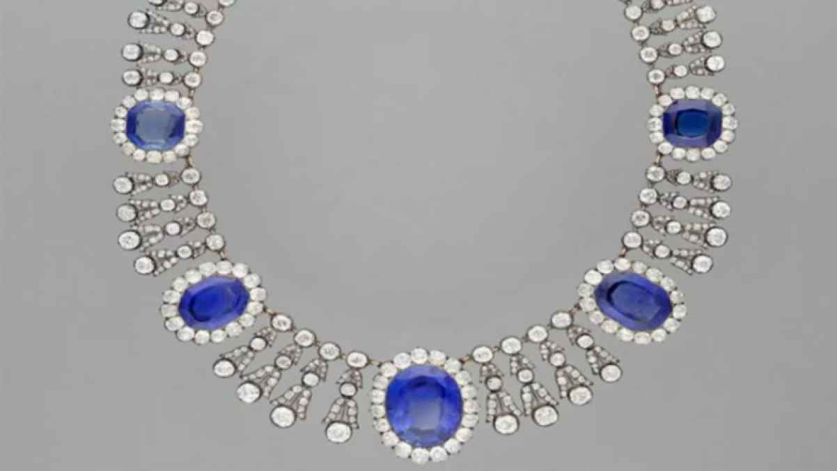 Recovery of a necklace inspired by a James Bond movie