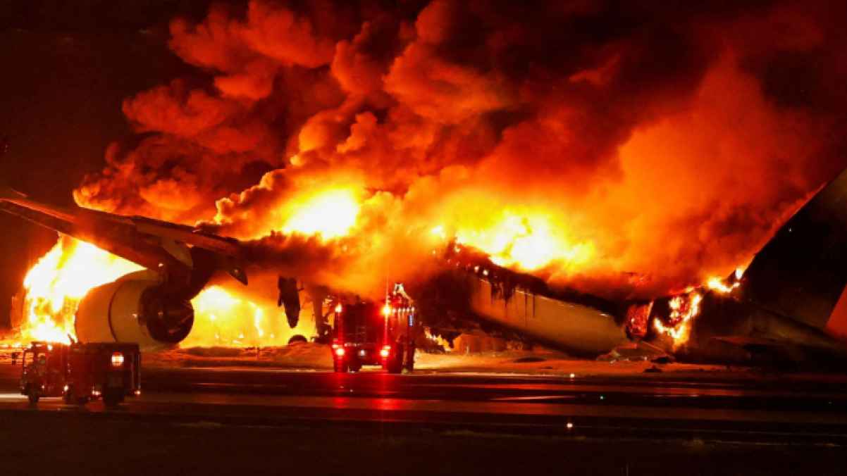 Fire breaks out on Brazilian plane during takeoff preparations – Video