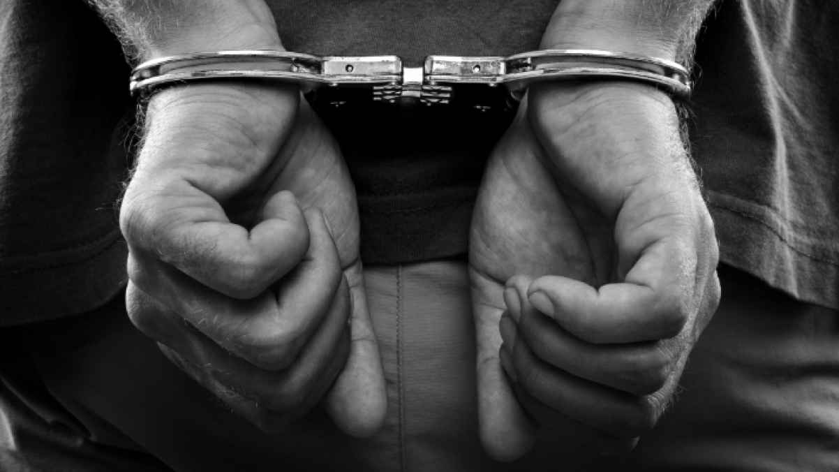 Son commits crime against his parents in a restaurant