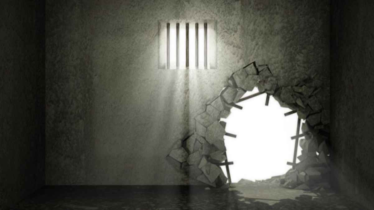 Two US prisoners escape after removing sections of a wall