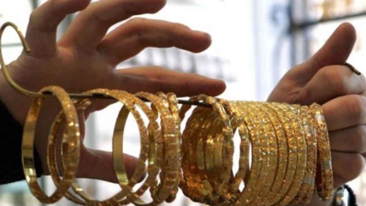 Two individuals commit a horrific crime against a goldsmith.