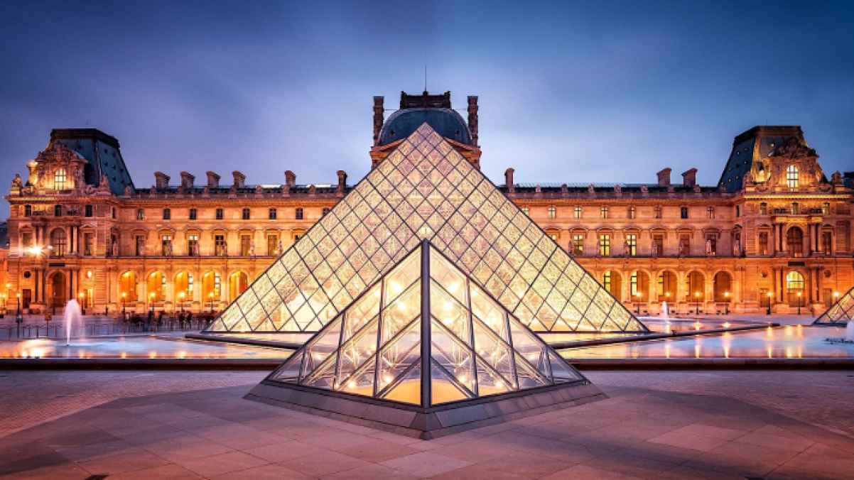 Louvre Museum closed in Paris