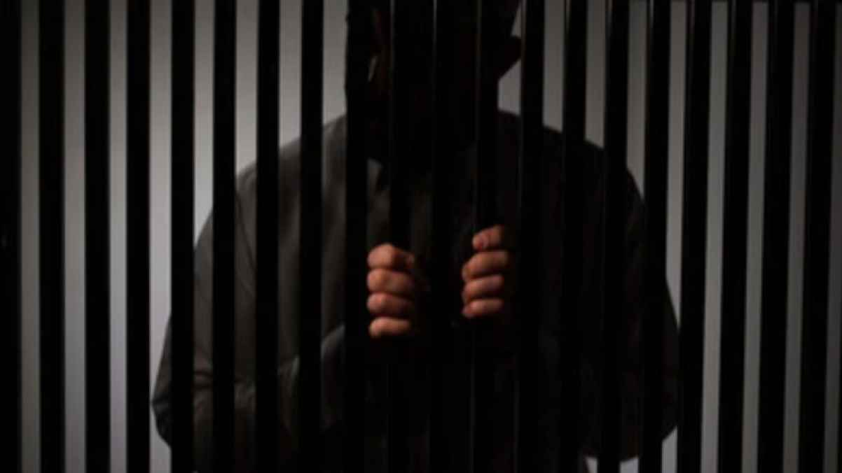 أب كاد يتخلص من ابنه بسبب "قلة الزيارات" 