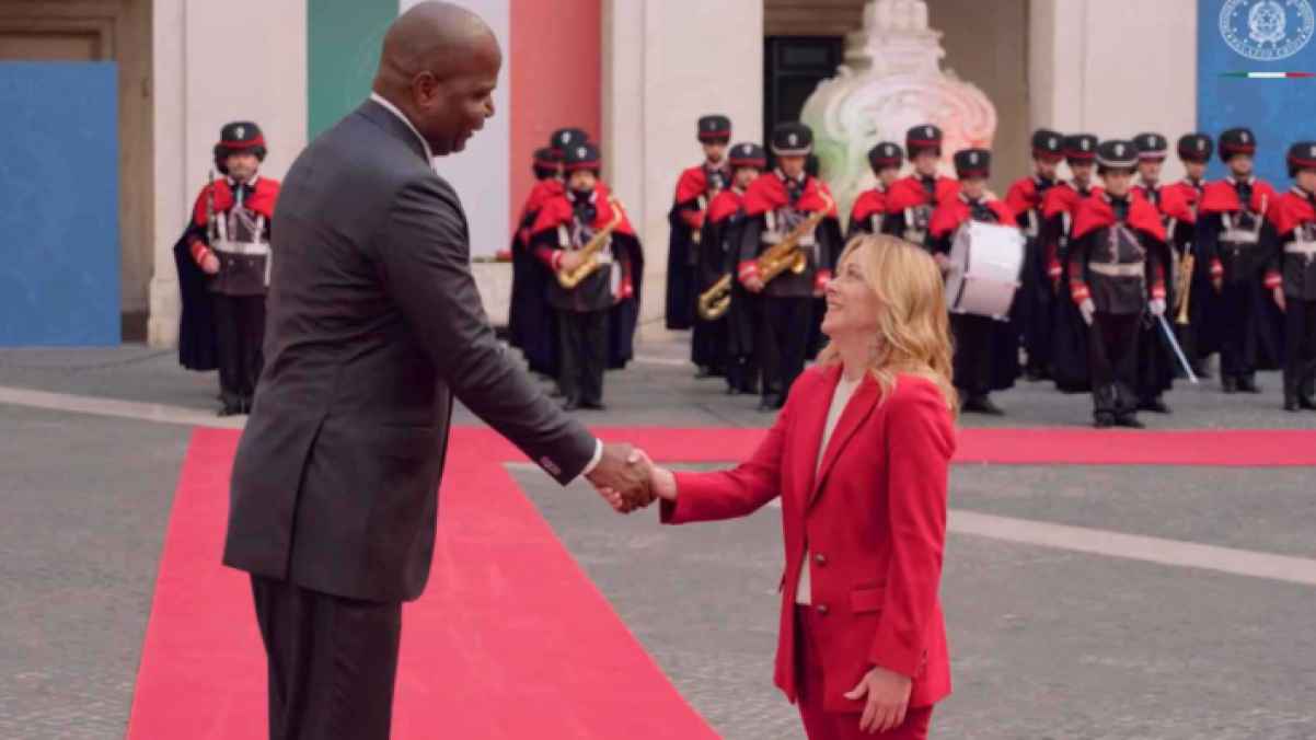 فارق الطول يحوّل زيارة رسمية إلى حديث مواقع التواصل 