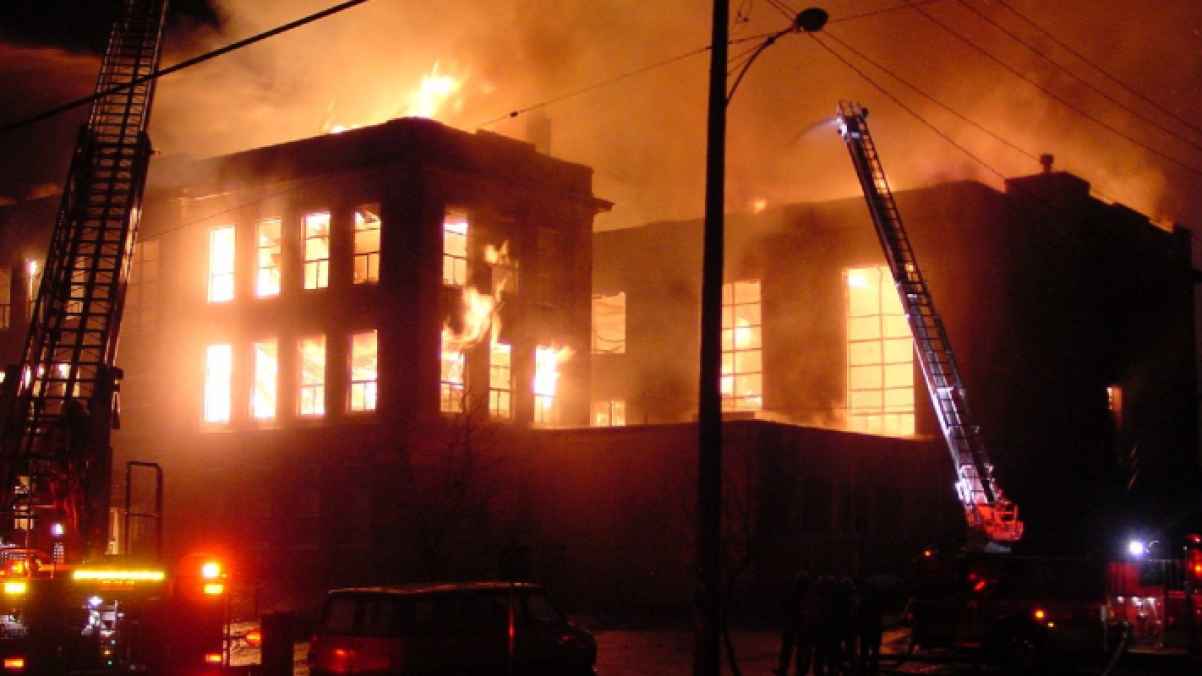 غضب أم بعد تحملها أعباء مالية إثر اندلاع حريق في مدرسة ابنها 