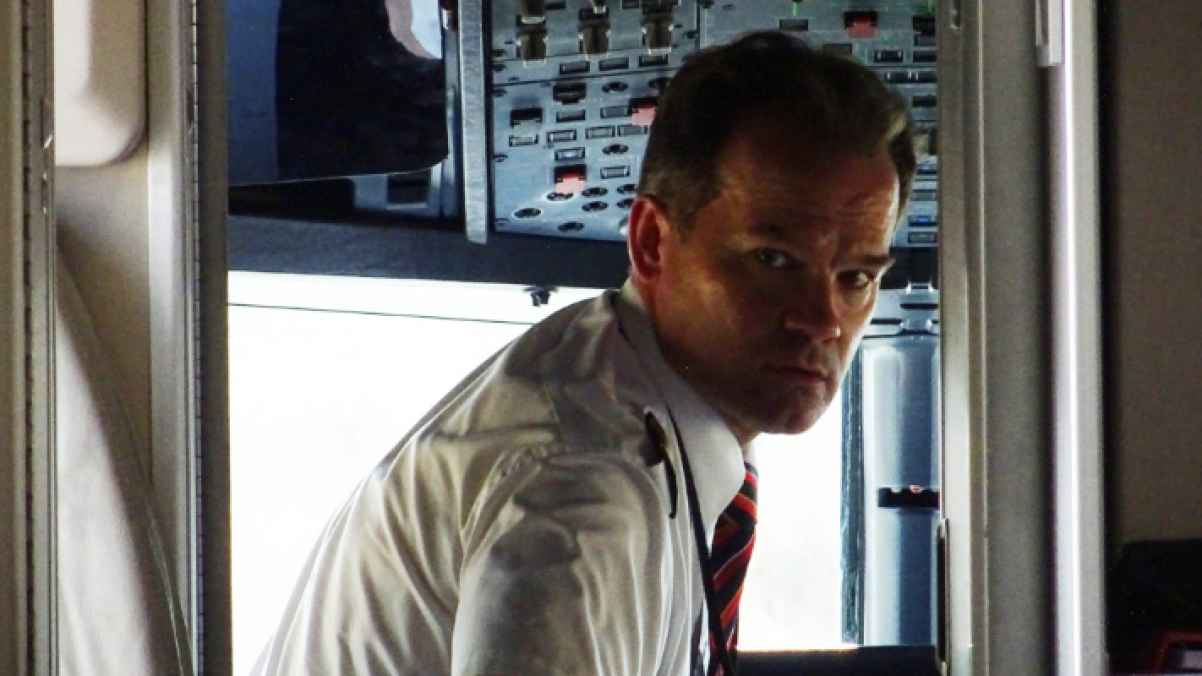 Pilot assaults passenger in front of his family