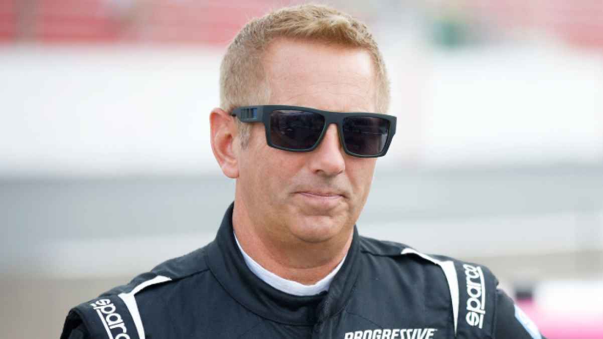 Famous racing car driver dies with family in plane crash