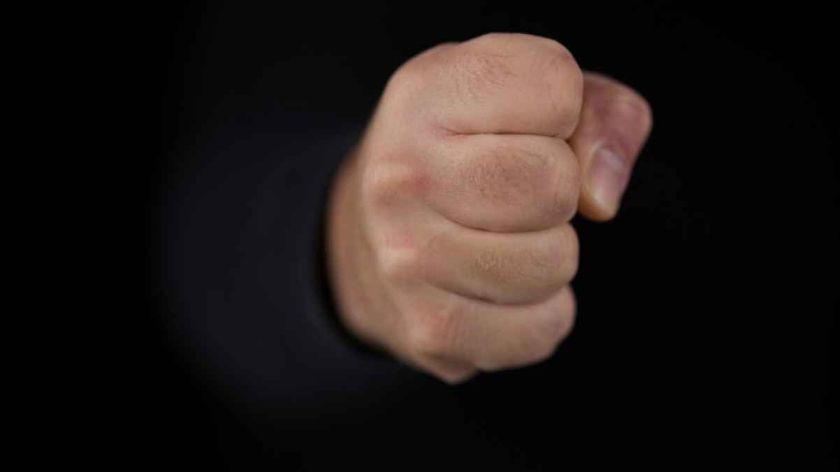 وفاة رجل بعد تلقيه لكمة قوية من صديقه المقرب 