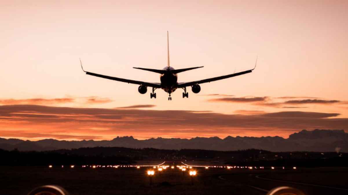 هبوط اضطراري لطائرة لسبب غريب 