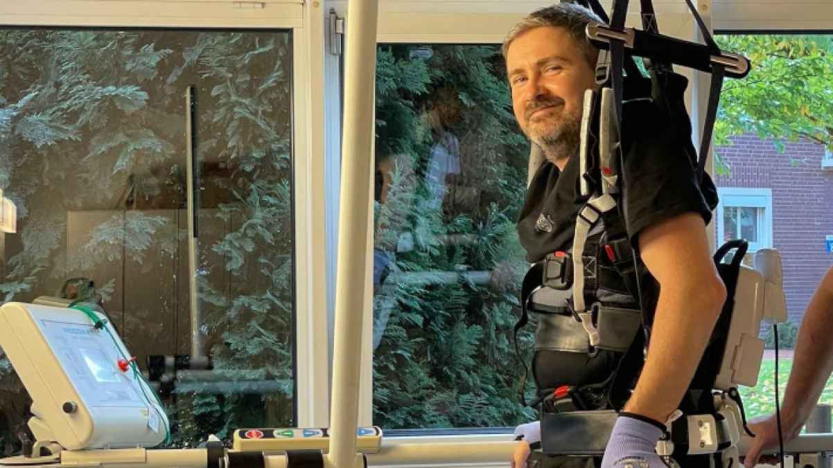 Paralyzed man regains ability to walk using artificial intelligence