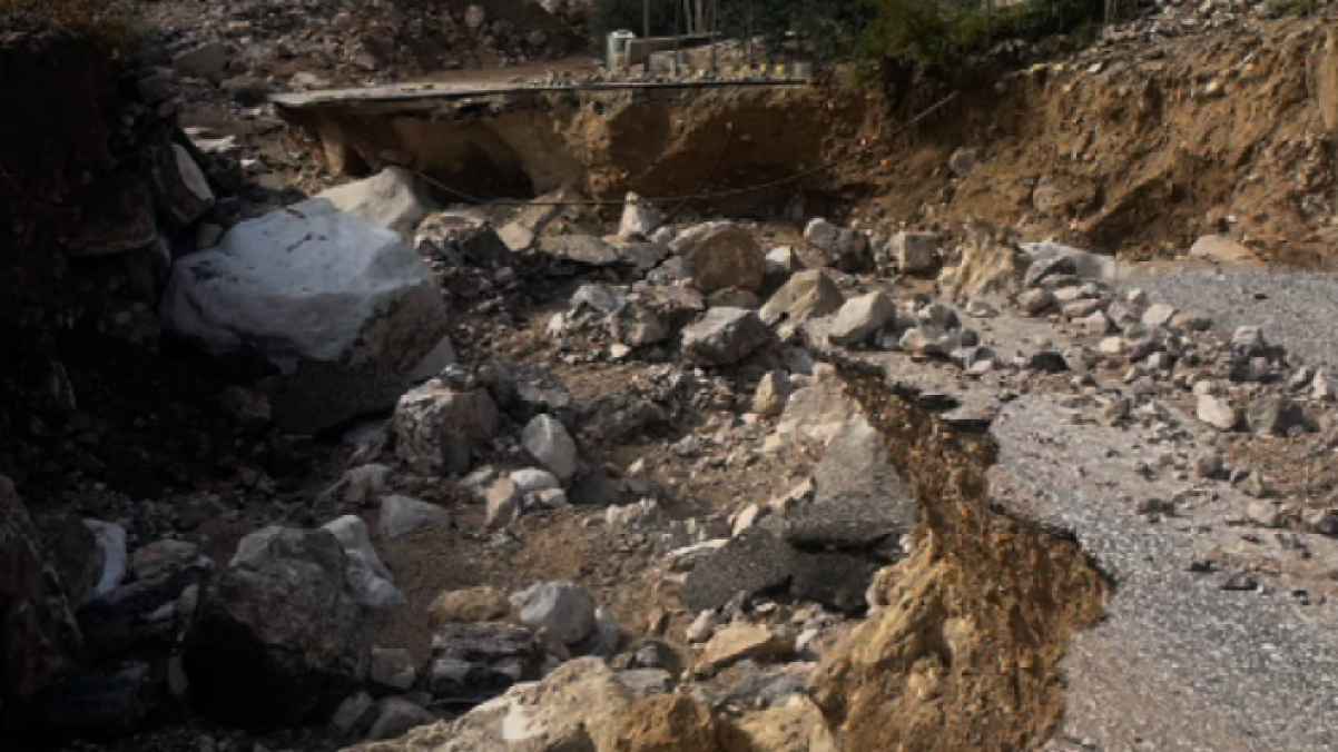 Divine providence saves lives from a disaster after the collapse of a street in Karak