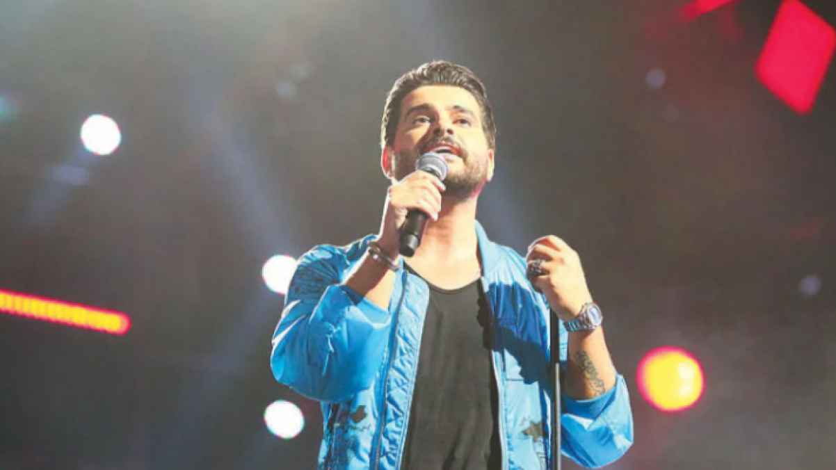 Nassif Zeytoun Falls on Stage During New Year’s Eve Concert – Video