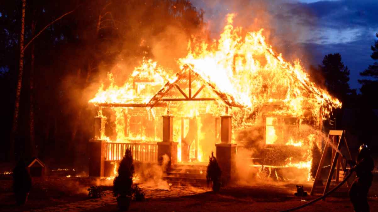 Mother sets home on fire, leaves daughter to die