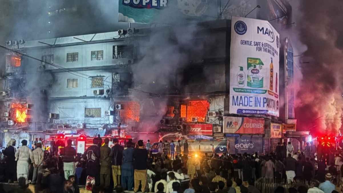 Multiple Deaths and Injuries Following Fire at a Pakistani Shopping Mall - video