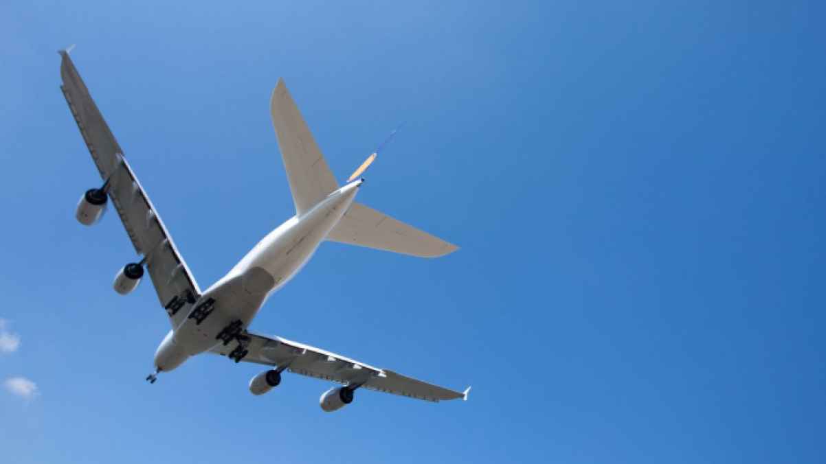 Man poses as pilot and flight attendant on hundreds of flights