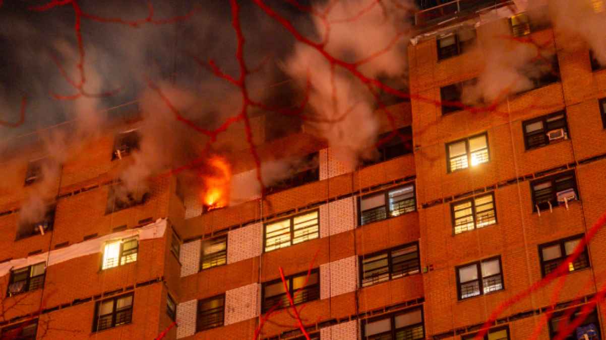 One dead, several injured in New York apartment building gas explosion - video
