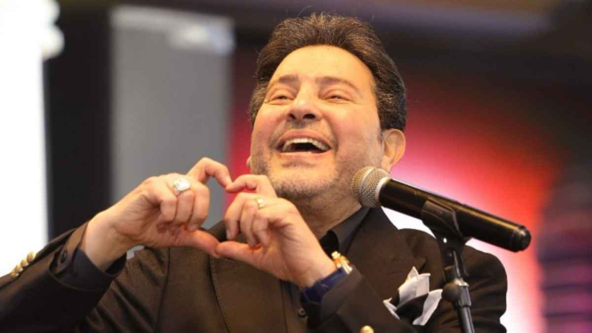 Hany Shaker raises concern among his fans while singing on a chair