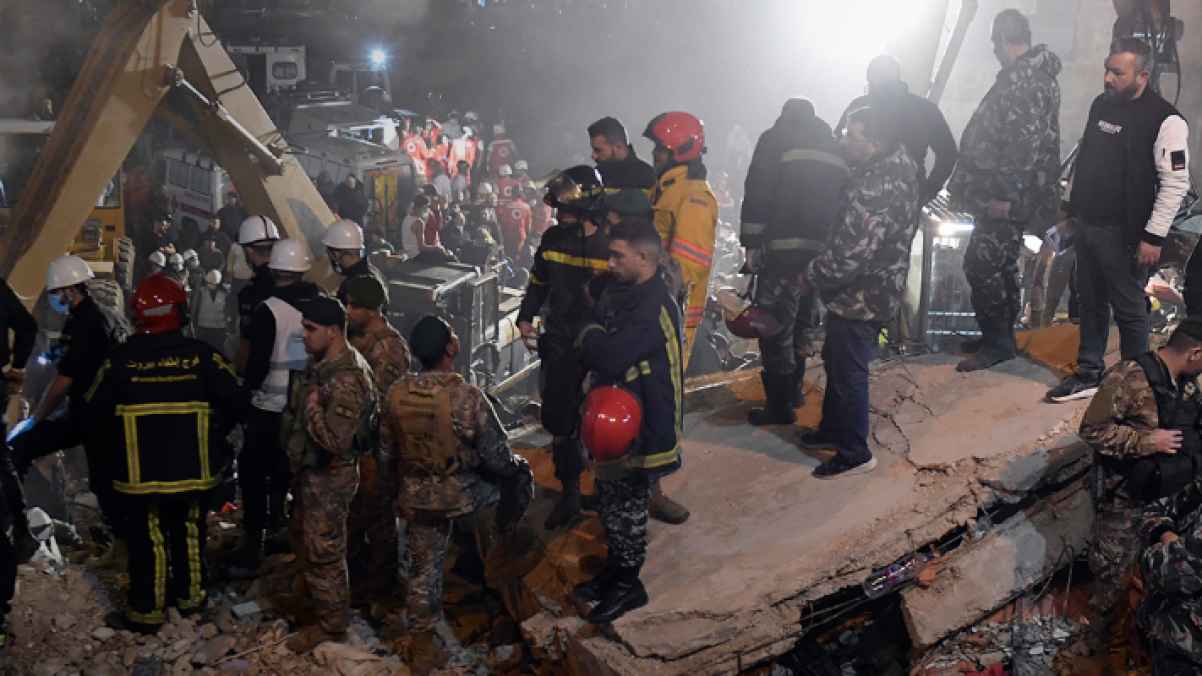 Collapse of a residential building leaves victims and sparks social media – video