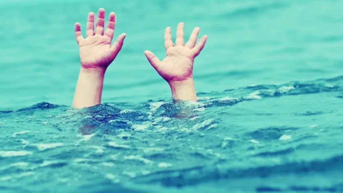 A heart-wrenching scene: A child accompanies his mother as she lets him drown in the sea – Video