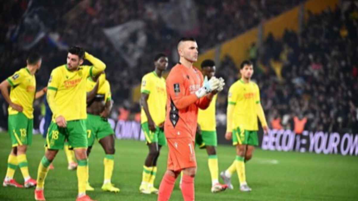Anthony Lopez stops the match to help his teammates break their fast – video