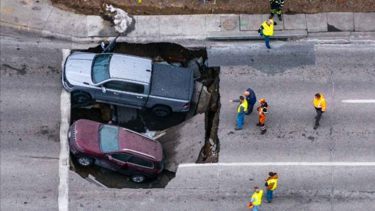 Sinkhole Swallows Two Cars at Traffic Light – Video