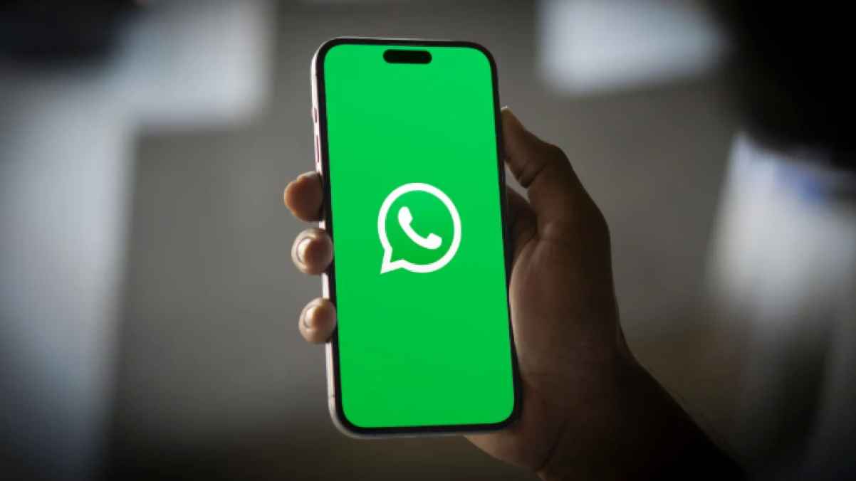 WhatsApp" is testing a new visual update for the message interface"