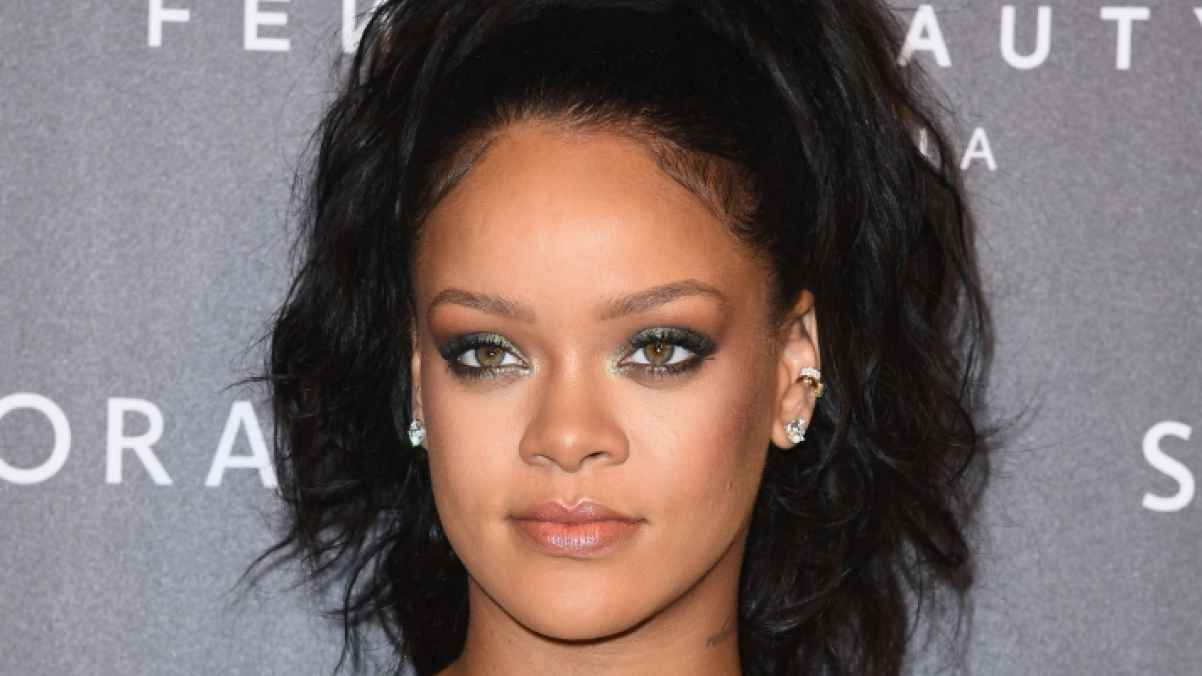 Rihanna breaks another record in the music industry