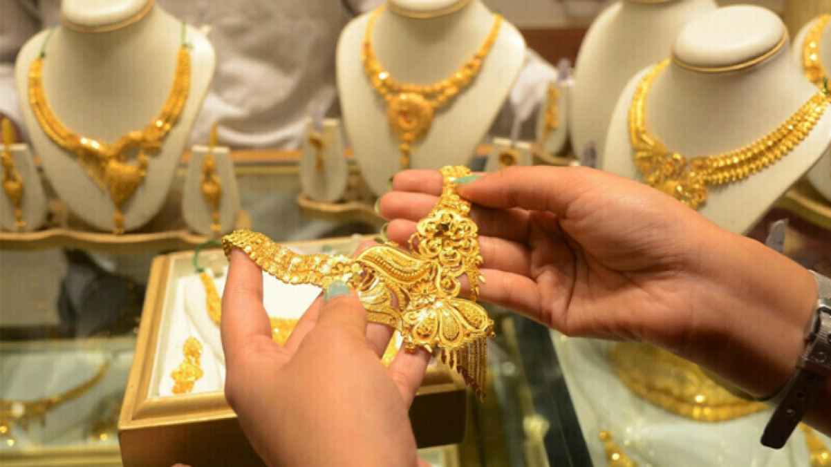 A noticeable decline in gold prices in Jordan on Monday