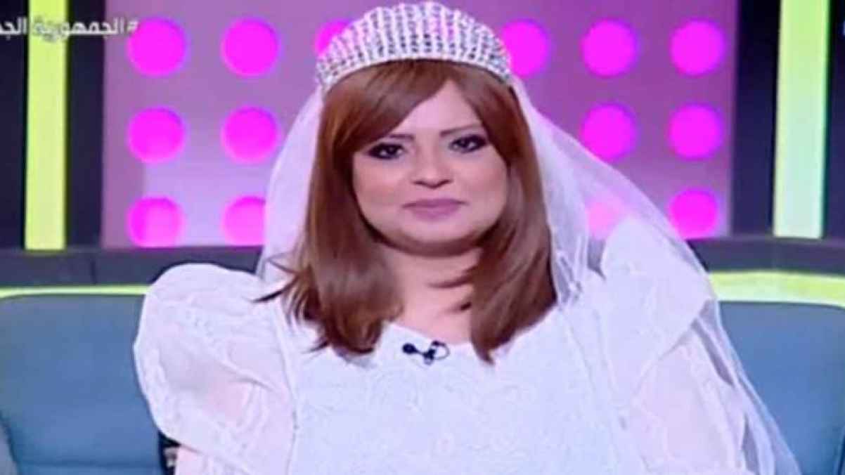 مذيعة على الهواء بفستان زفاف لا حرج إذا طلبت المرأة زوجاً صورة 