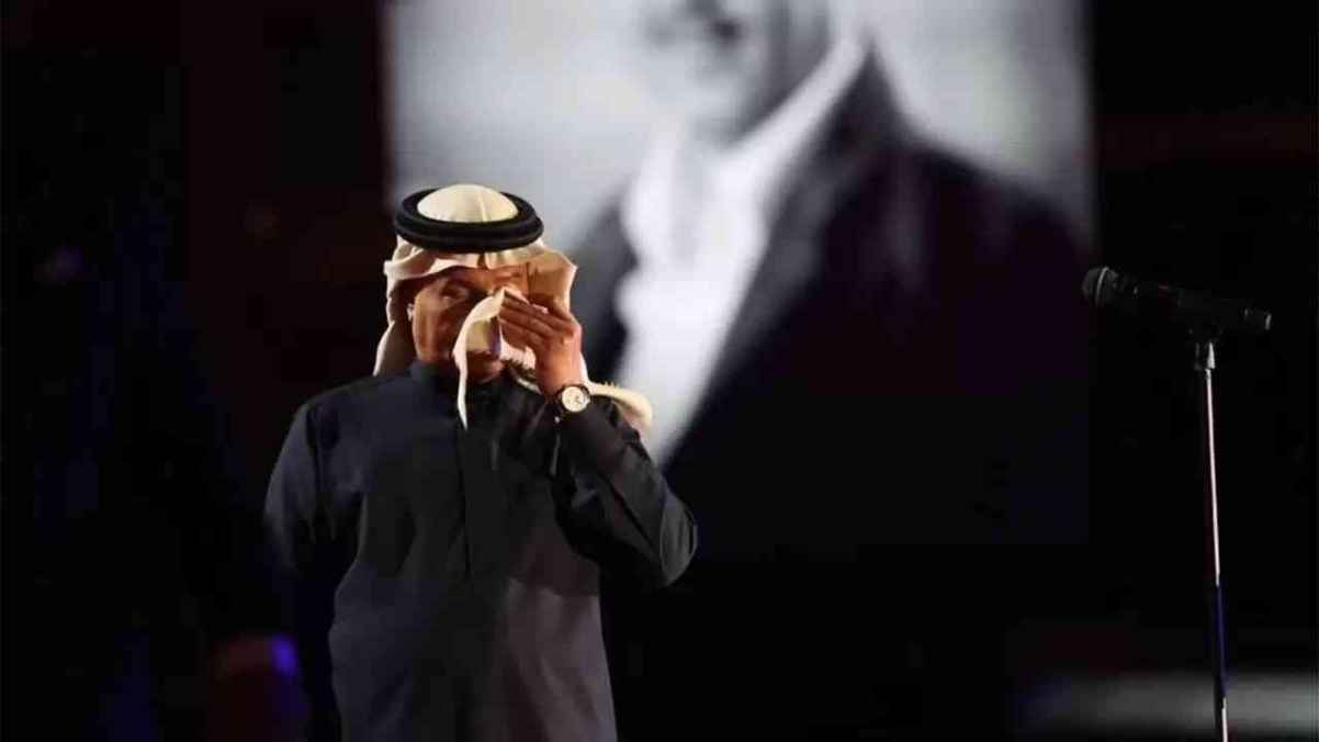 فنان العرب يبكي على مسرح جدة.. فيديو