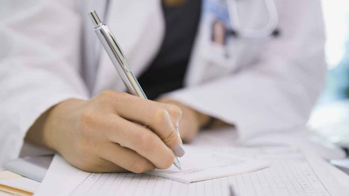 المغرب تفرض قانون جديد لتحسين خط الأطباء ومعلومات حول أسباب خطهم السيء