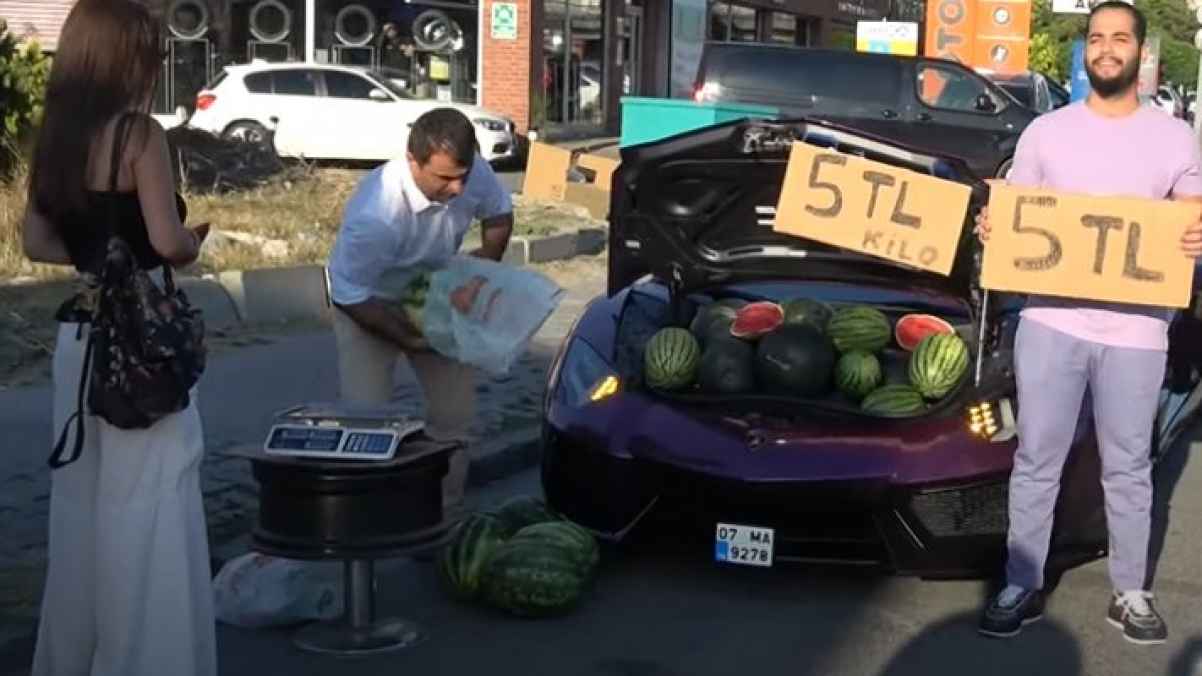 تركي يحول مركبته "لامبورغيني" بسطة لبيع البطيخ - فيديو