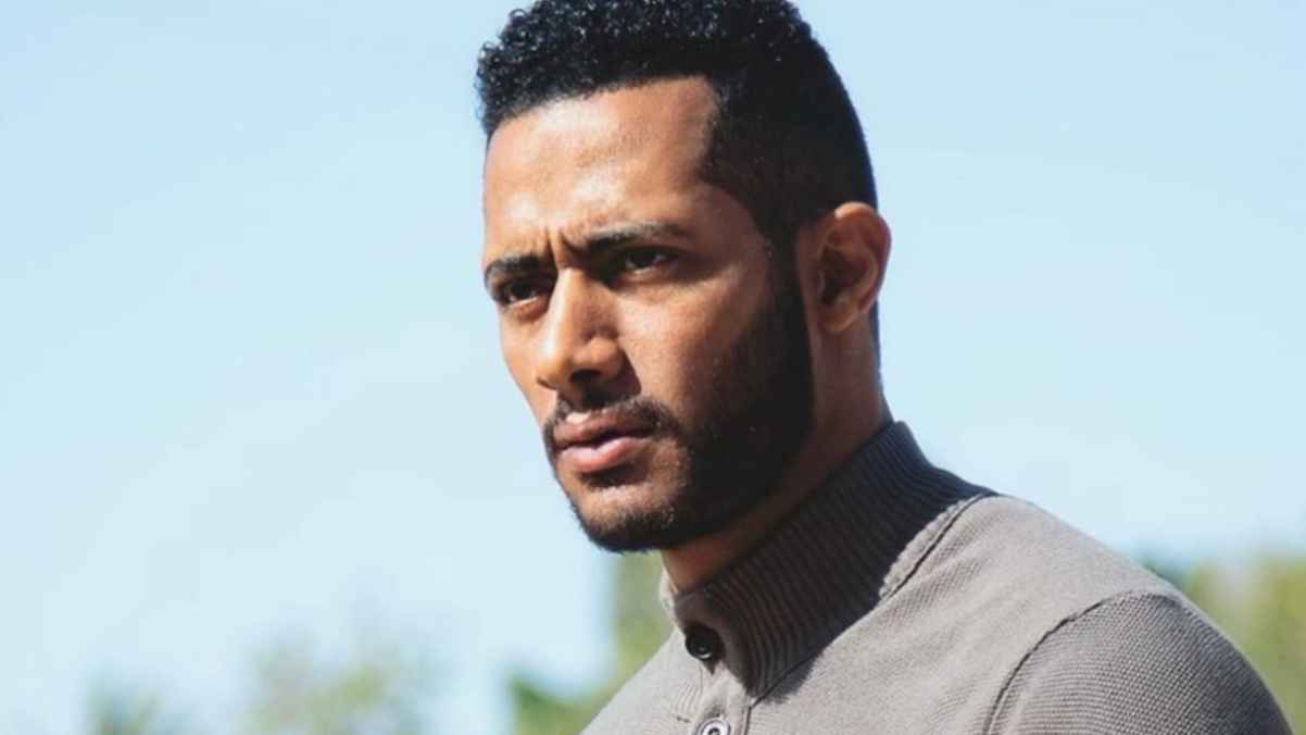 شاهد بالفيديو.. محمد رمضان يسقط على المسرح اثناء استلام جائزة