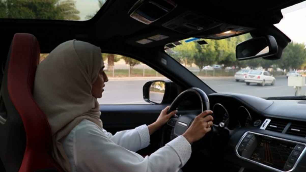 بالفيديو.. امرأة تدمر محلا بمركبتها خلال تدربها على القيادة