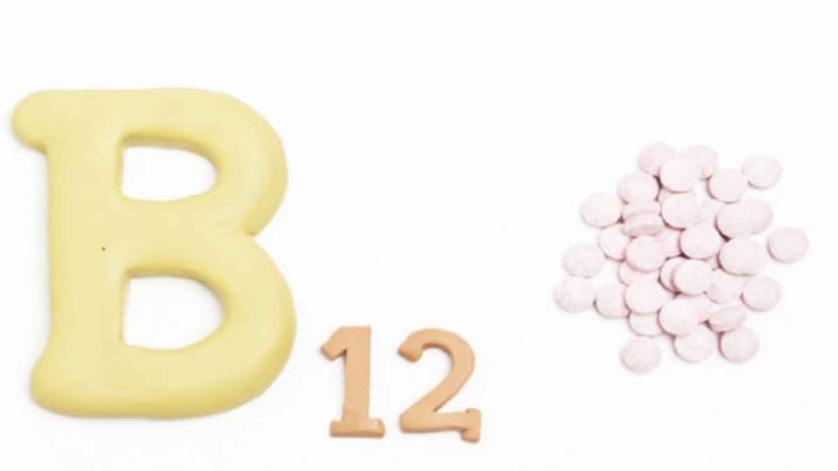 علامتان على الجسم تحذران من انخفاض مستويات فيتامين B12 بشكل خطير