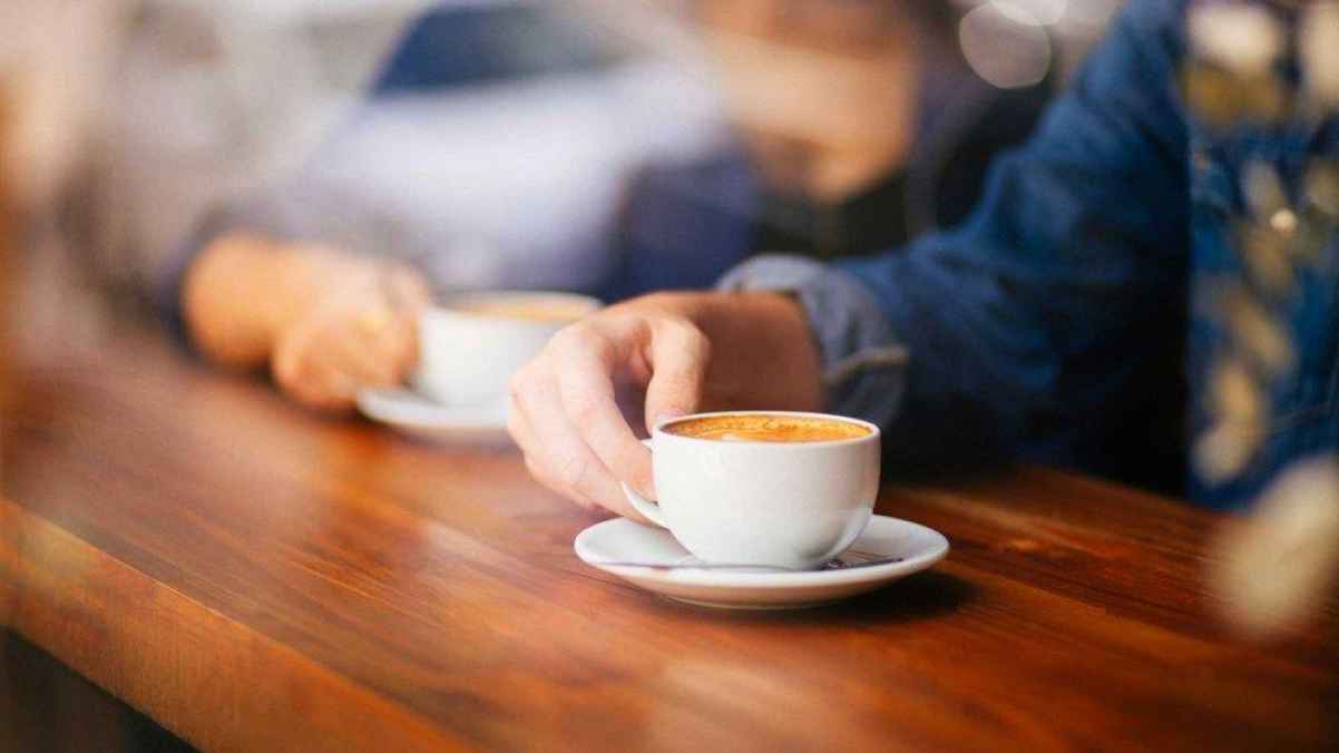 3 علامات تكشف أنكم تبالغون في شرب القهوة