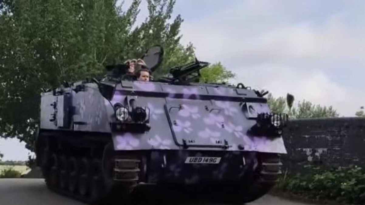 "تاكسي الدبابة"..بريطاني ينقل الأشخاص إلى منازلهم داخل دبابته الخاصة.. (صور)