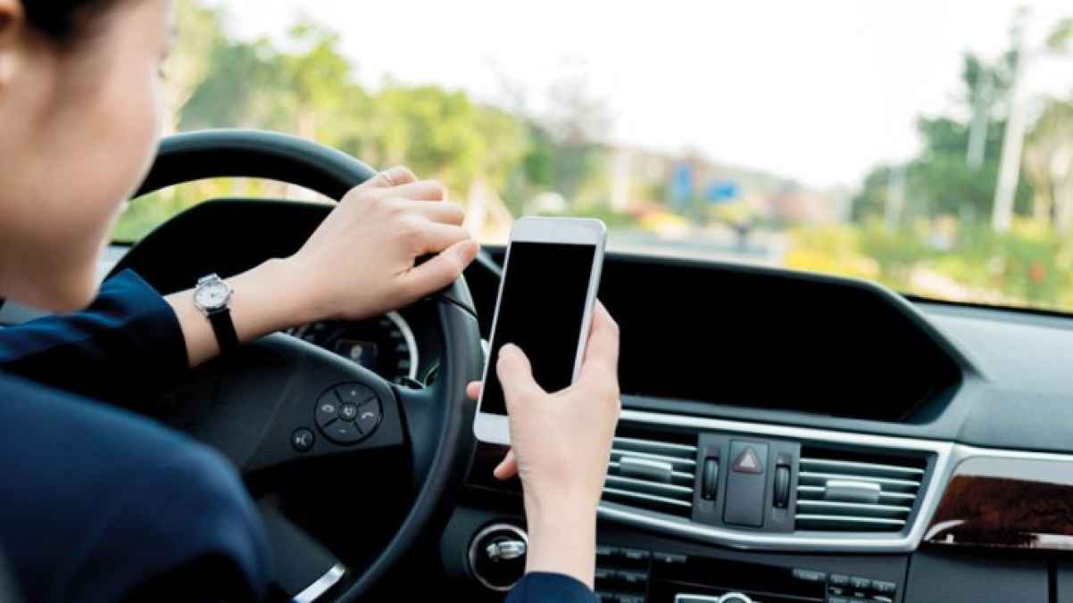 باحثون: استخدام الهاتف أثناء القيادة يغير موجات الدماغ