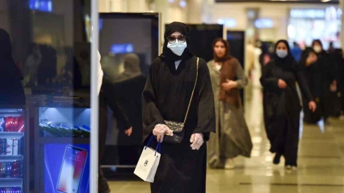الصحة في السعودية توضح: ارتداء النقاب أو الشماغ يعد بديلاً للكمامة