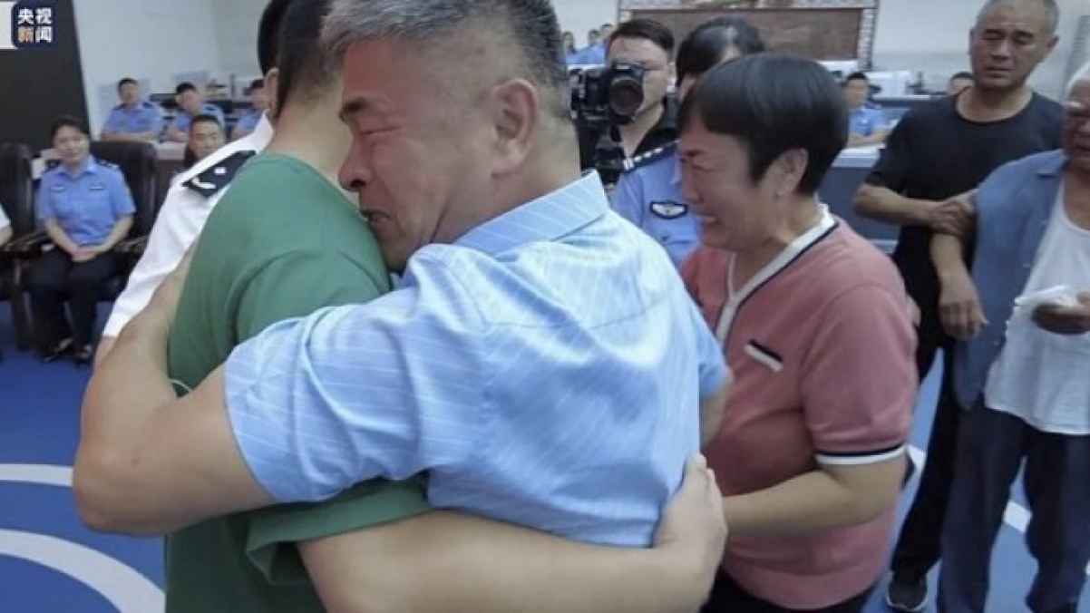 لحظة مؤثرة لصيني يلتقي ابنه المختطف بعد 24 عاما من البحث عنه - فيديو
